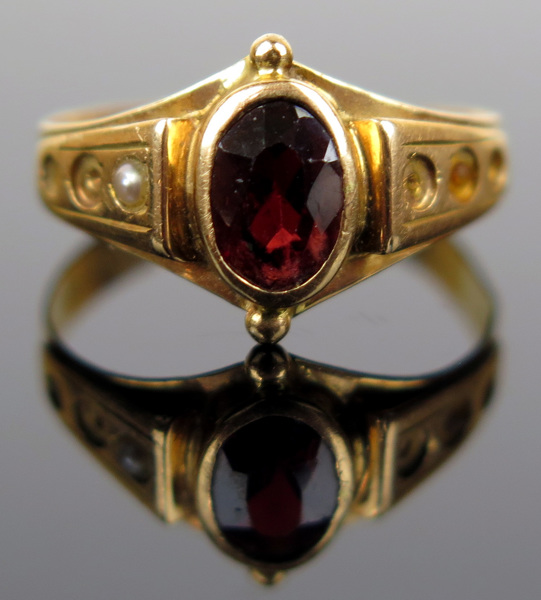 Ring, 18 karat rödguld med facettslipad rubin och sötvattenspärlor (flera saknas), vikt _10355a_8d930cd62aae531_lg.jpeg