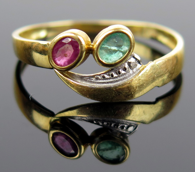 Ring, 18 karat rödguld med rubin och smaragd, vikt 1,3 gram, _10360a_8d930ce263e9f56_lg.jpeg