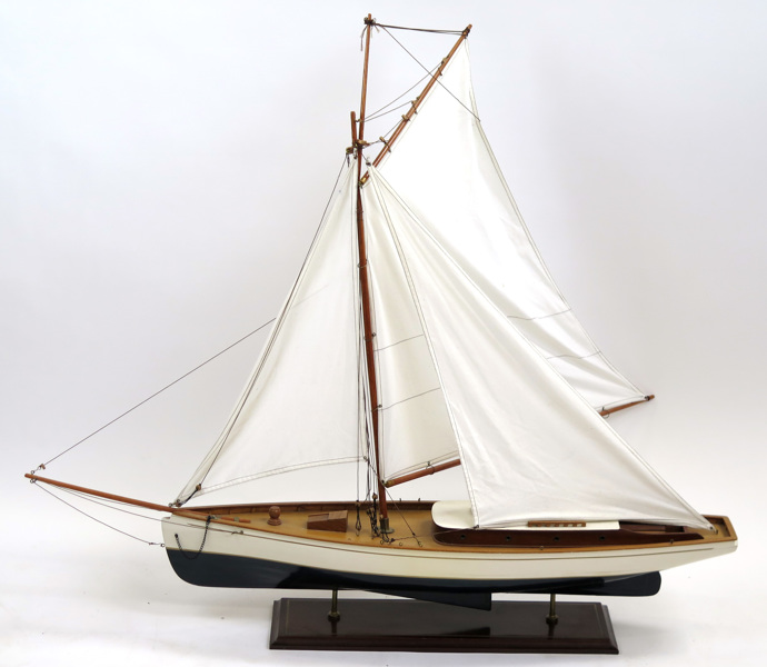 Fartygsmodell, delvis bemålat trä och textil, kustseglare, _10508a_lg.jpeg