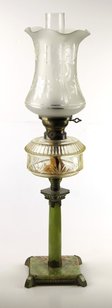 Bordsfotogenlampa, onyx med förgylld metalldekor, sekelskiftet 1900, glasskärm med etsad dekor,_10721a_lg.jpeg