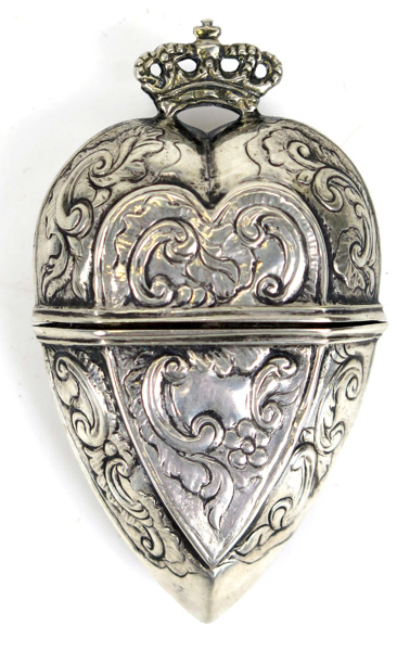 Luktdosa, så kallat hovedvandsaeg, silver, antagligen Danmark, 1700-talets mitt, krönt hjärtformad,_10742a_lg.jpeg