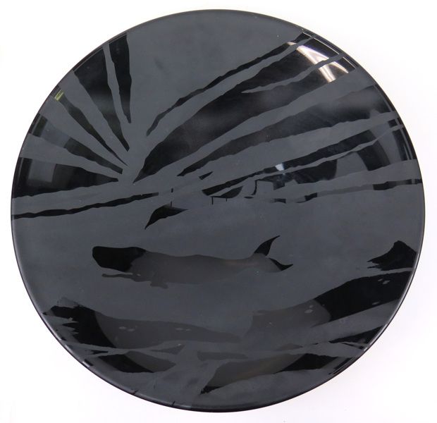 Sverrisdottir, Pia Rakel, skålfat, svart glasmassa, etsad dekor av kaskelot,_10744a_lg.jpeg