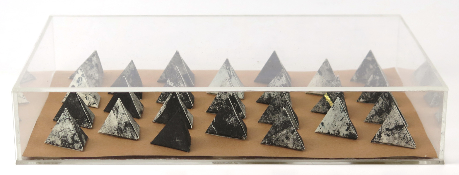 Nilsson, Kätie, skulptur, bemålad papp i plexiglaslåda, komposition med pyramider_10949a_8d942d1e0a77a7c_lg.jpeg
