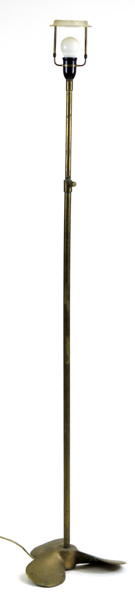 Golvlampa, mässing, 1900-talets 1 hälft, fot tillverkad av fartygspropeller, _11318a_lg.jpeg
