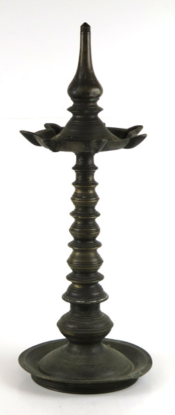 Nilavilakku, brons, Sydindien, 18-1900-tal, _11401a_8d94b687bc4cc51_lg.jpeg