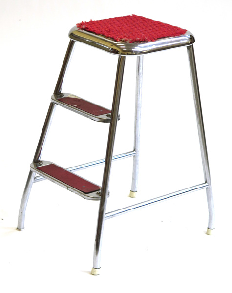 Stegpall, krom med röda melaminplattor, översta steget klätt med heltäckningsmatta_11413a_8d94b8f164a7cd9_lg.jpeg