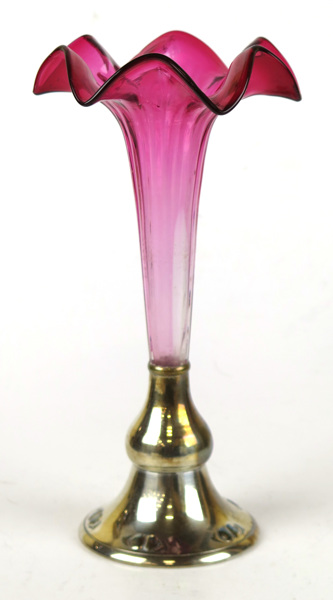 Vas, så kallad strutvas, rödtonat glas med nysilvermontage, _11702a_8d94d3d7cff35ff_lg.jpeg