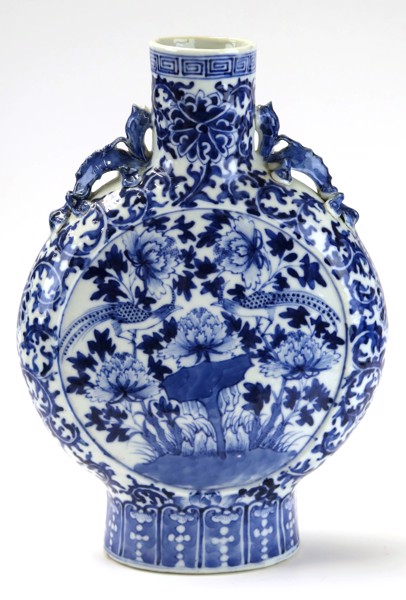 Flaska, porslin, så kallad pilgrimsflaska, Kina, 1800-tal, blå underglasyrdekor av pioner, fåglar mm, _1189a_8d82e5d94175c6f_lg.jpeg