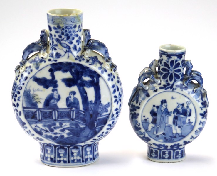 Flaskor, porslin, så kallade pilgrimsflaskor, Kina, 1800-tal, blå underglasyrdekor av personerr mm, hänklar i form av drakar, _1190a_8d82e5d3ab15eda_lg.jpeg