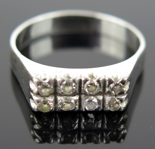 Ring, platina med 8 briljantslipade diamanter om totalt cirka 0,25 carat, vikt 4,8 gram, _12074a_8d96317437eb5bb_lg.jpeg