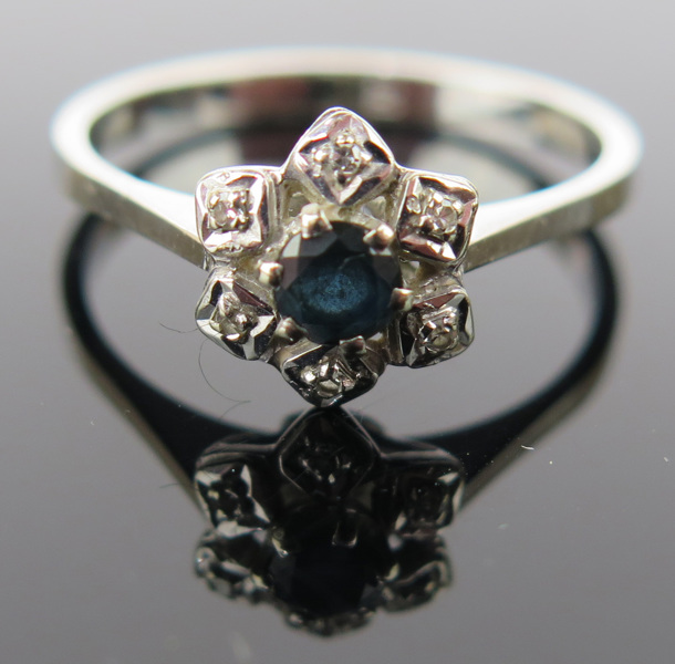 Ring, 18 karat vitguld med facettslipad safir samt 6 mindre diamanter, vikt 2,2 gram_12091a_8d9631ee9e332f6_lg.jpeg