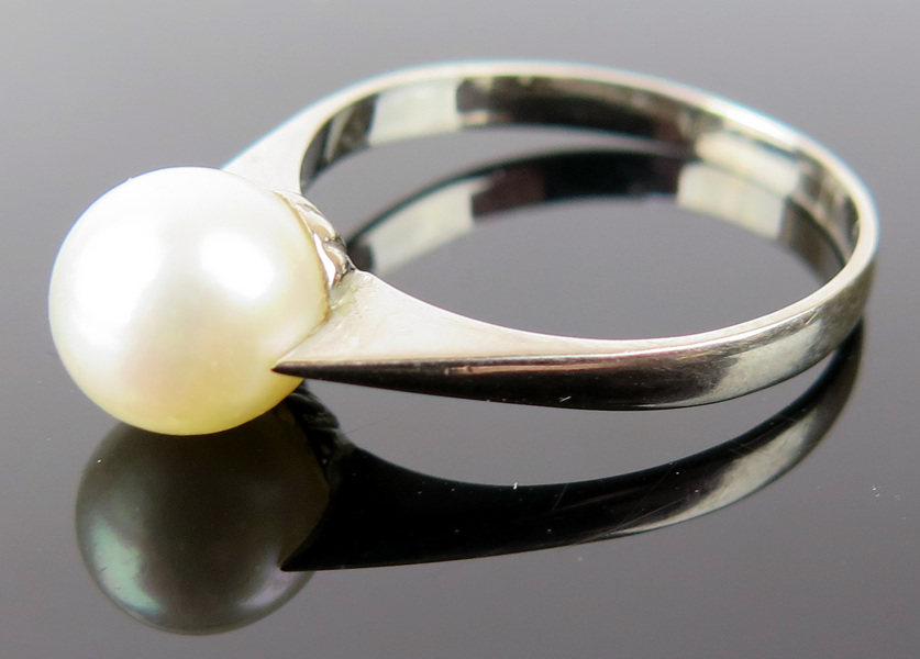 Ring, 18 karat vitguld med odlad pärla, vikt 2,8 gram_12092a_8d96321e1711cfd_lg.jpeg
