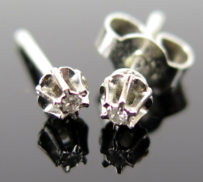 Örhängen, 1 par, 18 karat vitguld, vardera med 1 åttkantslipad diamant om totalt cirka 0,02 carat, total vikt 0,9 gram_12094a_8d96321ff93579c_lg.jpeg