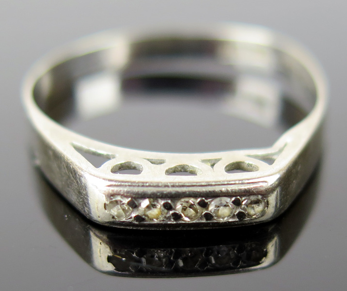 Ring, 18 karat vitguld med 5 åttkantslipade diamanter, vikt 1,3 gram, _12096a_8d96322122e2b90_lg.jpeg