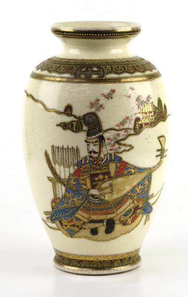 Vas, flintgods, Satsuma, antagligen Taishô, polykrom och förgylld dekor av Shimatzu Mon och sittande samuraj, _12445a_8d967e6cc910497_lg.jpeg