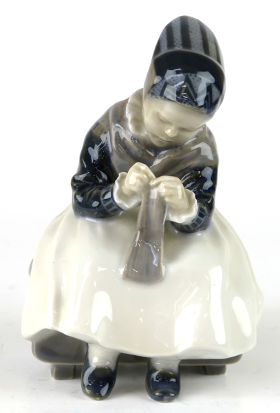 Benter, Lotte för Royal Copenhagen, figurin, porslin,  sittande, virkande Amagerflicka, _13082a_lg.jpeg