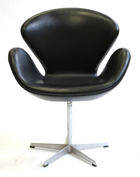 Snurrstol, stål med svart läderklädsel, modell snarlik Arne Jacobsens "Svanen",_13185a_8d97daf8c045e2d_lg.jpeg