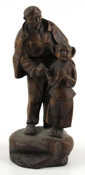 Okänd kinesisk konstnär, 1900-tal, skulptur, skuret trä, far och dotter, _13359a_lg.jpeg