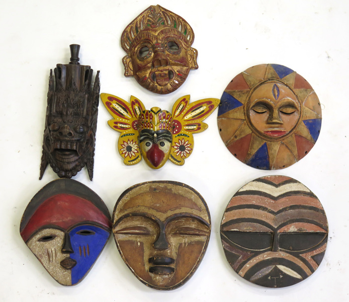Parti masker, skuret och delvis bemålat trä, 1900-tal, _13420a_8d97ea8d653e941_lg.jpeg