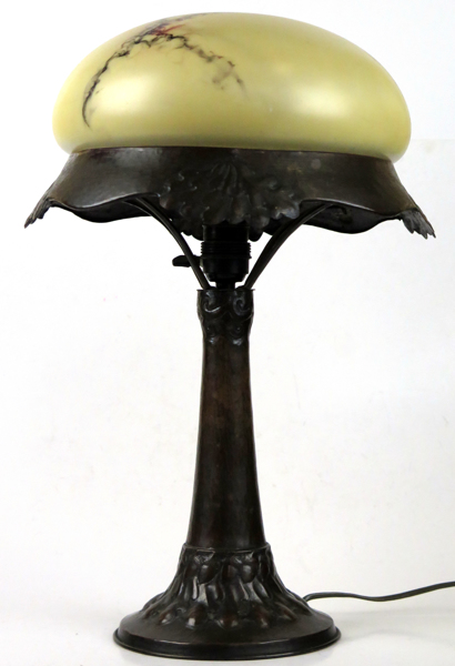 Bordslampa, driven koppar med marmorerad glaskupa, jugend, 1900-talets början, _13725a_8d997acbef8dad1_lg.jpeg