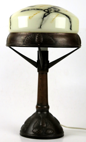 Bordslampa, driven koppar med marmorerad glaskupa, jugend, 1900-talets början, _13726a_8d996f56614a4c8_lg.jpeg