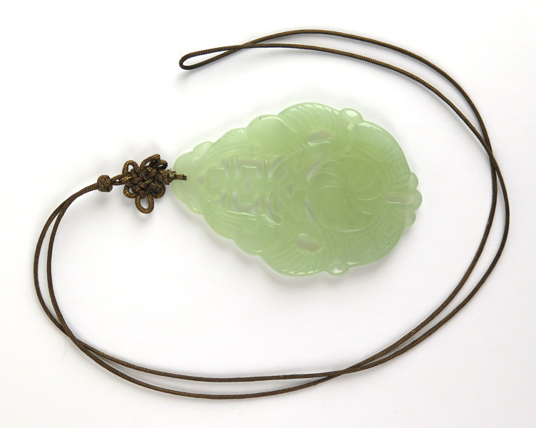 Amulett, skuren jade (?), Kina, antagligen Qing, 1800-tal (?), _14589a_8d9ae666b24dcdc_lg.jpeg