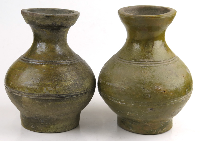 Vaser, 1 par, glaserat lergods, Kina, troligen Han (206 f.Kr.–220 e Kr), _14892a_8d9b039b773a09e_lg.jpeg