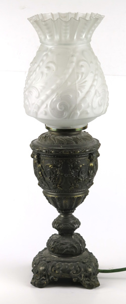 Bordsfotogenlampa, bronserad metall med frostad glaskupa, sekelskiftet 1900, _15620a_8d9bfafb8ff7811_lg.jpeg