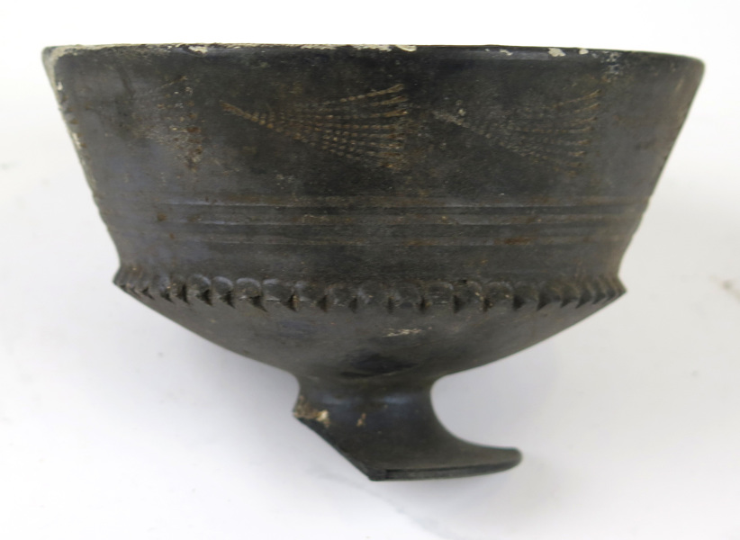 Kalk, svartbränd keramik, sk bucchero-gods, etruskisk, omkring 600 f Kr, _15639a_8d9bfc0a08522f5_lg.jpeg