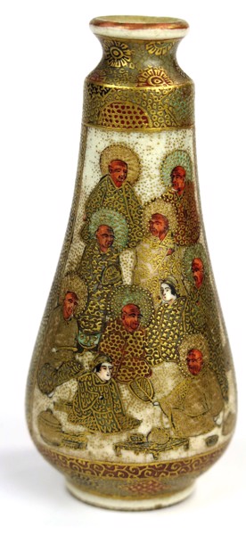 Vas, flintgods, Japan, Satsuma, 1900-talets början, kalebassformad med heltäckande förgylld och polykrom dekor av personer och helgon, _1576a_8d83a01a2d38d68_lg.jpeg