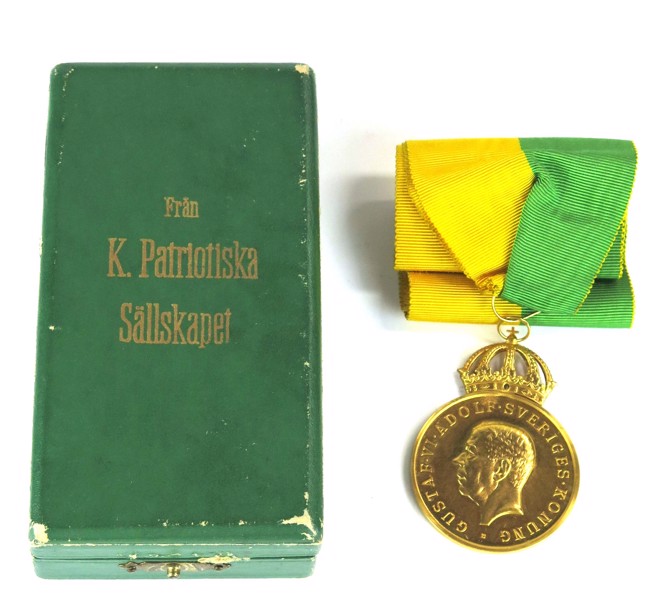 Medalj, 23 k rödguld (kronan i 18 k), Kungliga Patriotiska sällskapets stora belöningsmedalj i guld (PatrSstGM) av 1:a (=11:e) storleken, _1591a_8d83ae4847fc692_lg.jpeg