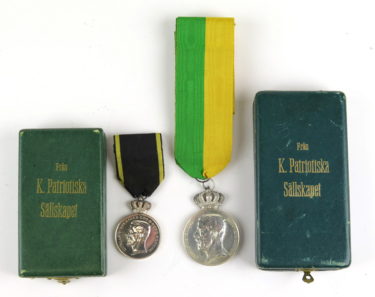 Medalj, Kungliga Patriotiska sällskapets belöningsmedalj i silver av 1:a (12:e) storleken (PatrSSM1), Gustav V, i etui, medföljer _16324a_8d9e0ef890d41a4_lg.jpeg