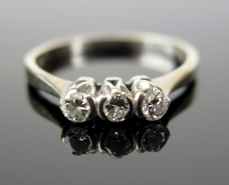 Ring, 18 karat vitguld med 3 briljantslipade diamanter om totalt cirka 0,15 carat, vikt 2,7 gram, _16499a_8d9ebb5545ee0d3_lg.jpeg