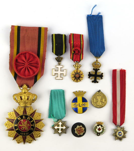 Parti ordensminiatyrer, -medaljer mm, bland annat italienska St Mauritius- och Lazarusorden, Italienska Kronorden, bouton för Påvliga Heliga Gravens Orden, _16517a_8d9ed701886a8de_lg.jpeg