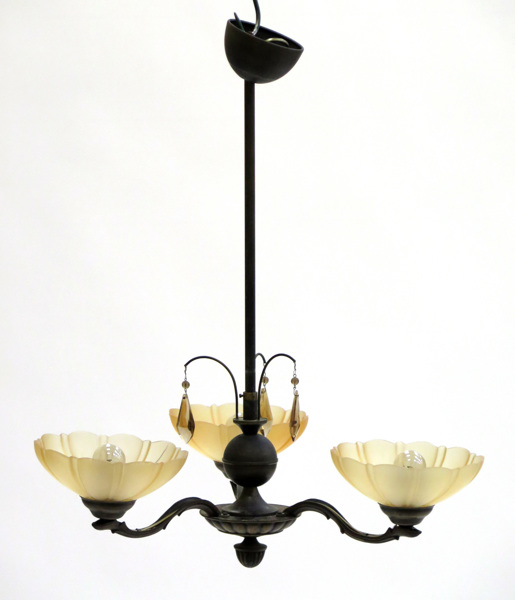 Okänd designer, art-déco, 1920-tal, taklampa, mässing med tre gultonade glaskupor och droppformade glashängen, _16811a_8d9f517468a38ac_lg.jpeg