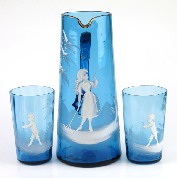 Tillbringare samt två glas, blåfärgat glas med vit emaljdekor, så kallad "Mary Gregory", 1800-talets slut, _16817a_8d9f51e475a2cc9_lg.jpeg