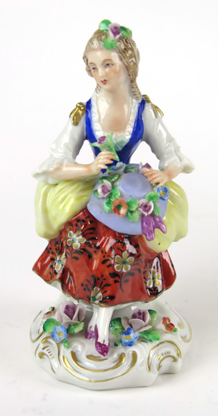 Okänd designer för Sitzendorff, 1900-talets 1 hälft, figurin, porslin, stående kvinna med blomster, _16923a_8d9f61dfb835444_lg.jpeg