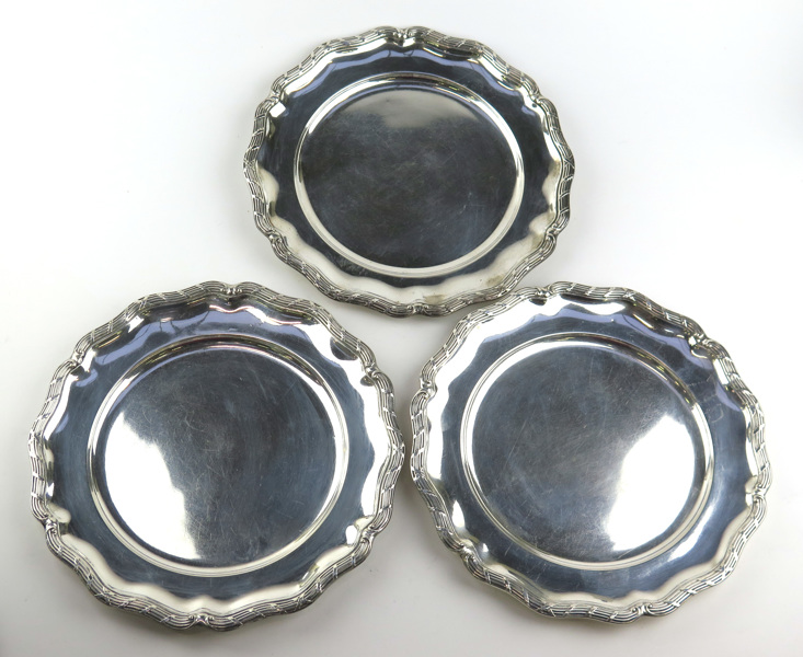 Assietter, 3 st, silver, profilerat brätte med bandstav, total vikt 830 gr_17113a_8d9f7a6810a2a36_lg.jpeg