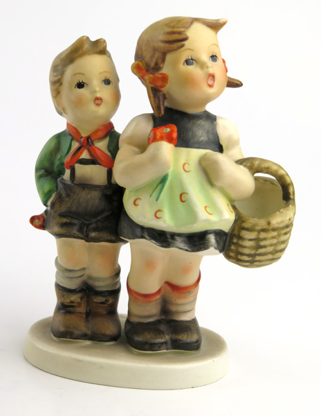 Hummel, Maria för Wilhelm Goebel, figurin, glaserat flintgods, pojke och flicka. _17126a_8d9f7b36ed1fc63_lg.jpeg
