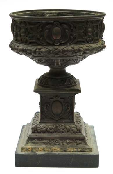 Blomsterurna, patinerad metall på sockel i serpentinsten, 1800-talets 2 hälft, _1762a_8d844f1b4abd6f5_lg.jpeg