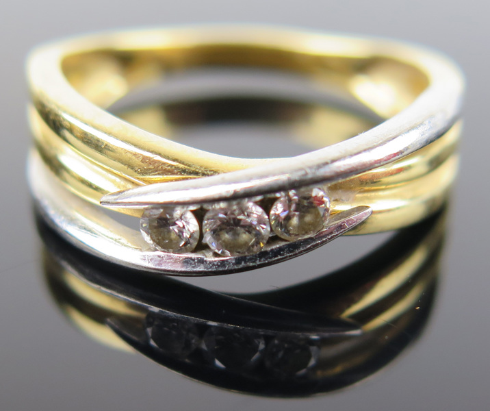 Ring, 18 karat röd- och vitguld med 3 åttkantslipade diamanter om totalt cirka 0,1 carat, vikt 3,8 gram, _17726a_lg.jpeg
