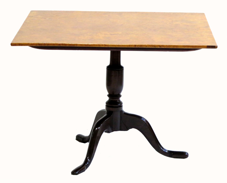 Salongsbord, alrotsfanérad skiva på tredelad fot i bonat trä, sengustavianskt/empire, 1800-talets 1 hälft, _17818a_lg.jpeg