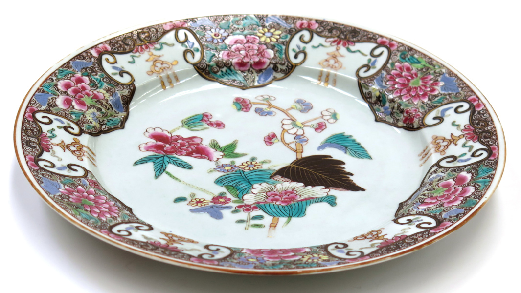 Tallrik, porslin, Kina Qianlong (1736-95), dekor av blommor mm i famille-rose-färger,_1789a_8d8450cc45cb595_lg.jpeg