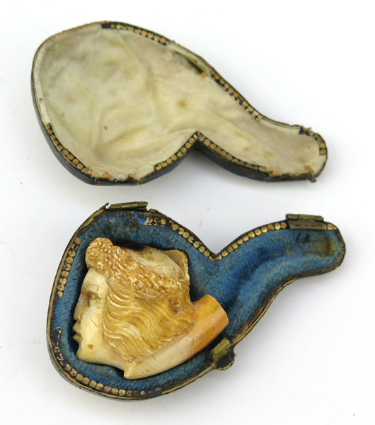 Piphuvud, skuret sjöskum, 1800-talets mitt, i form av manshuvud med pälsmössa, _18141a_lg.jpeg