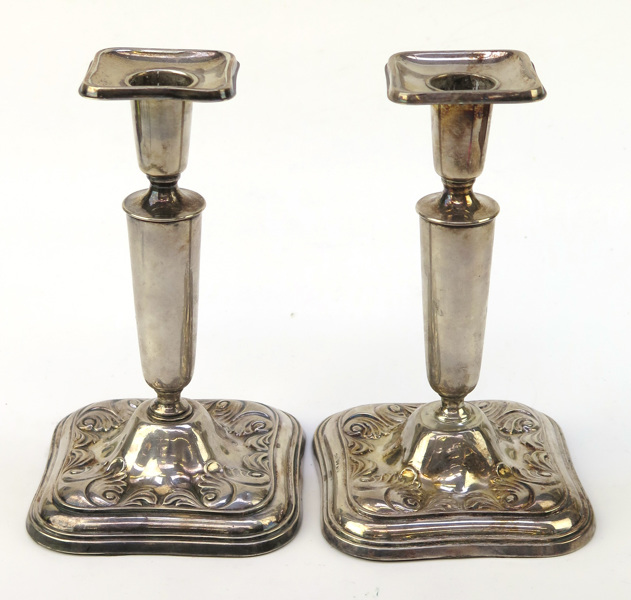Ljusstakar, 1 par, silver, 1900-talets mitt, dekor av akantus, _18414a_lg.jpeg