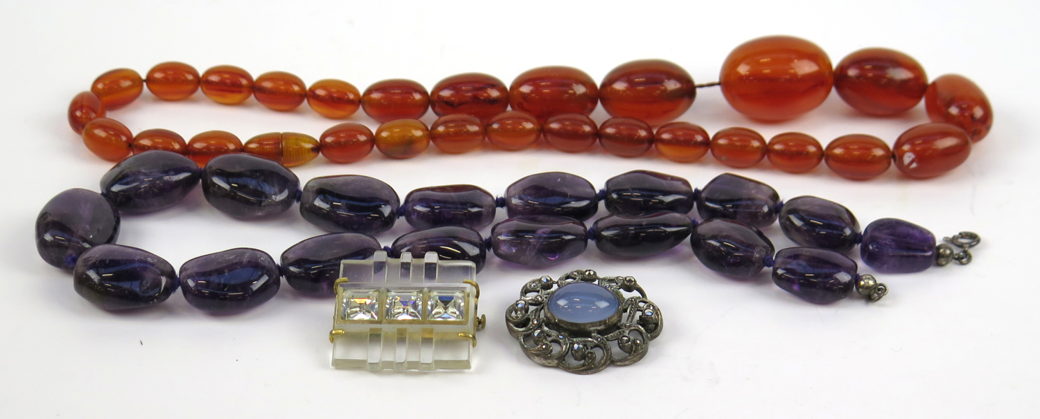 4 delar smycken; collierer ametist respektive karneol samt broscher, silver med _18554a_8da22f84495c933_lg.jpeg
