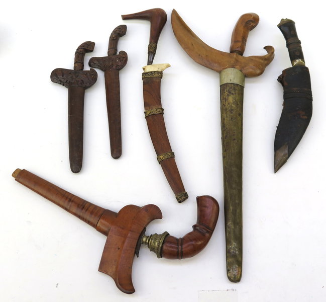 Parti knivar i baljor; 5 st Keris, Indonesien, 18-1900-tal samt 1 khukri, Indien eller Nepal, _18608a_8da237fe983f5d2_lg.jpeg