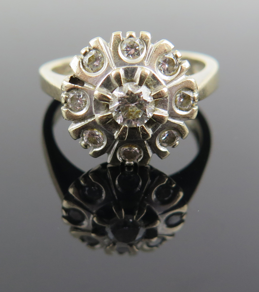Ring, 18 karat vitguld med 8 + 1 briljantslipade diamanter om totalt 0,6 carat enligt gravyr, cikt 6,4 gram, _19330a_8da3e66cf33a2df_lg.jpeg