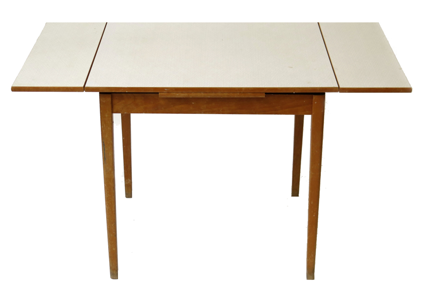 Matbord med utdragsskivor, bok med Perstorpsplattor, dessa med dekor 'Virrvarr' design Sigvard Bernadotte 1958, _19395a_8da4094cef659da_lg.jpeg