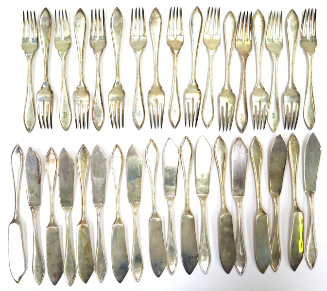 Fiskbestick, 36 delar, nysilver, svensk spetsig modell, 16 gafflar och 19 knivar, _1945a_8d84902dce3b061_lg.jpeg